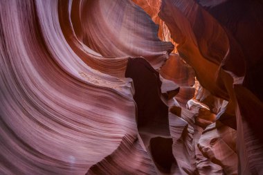 Amerika 'nın Page kentindeki kanyonun içinde, alt antilop kanyonunda dramatik duvarlar var.