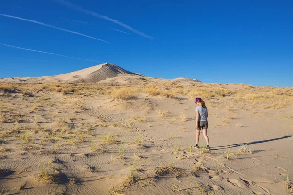 Dívka Pěší Turistika Písečné Duny Kelso Mojave National Park Modrým — Stock fotografie