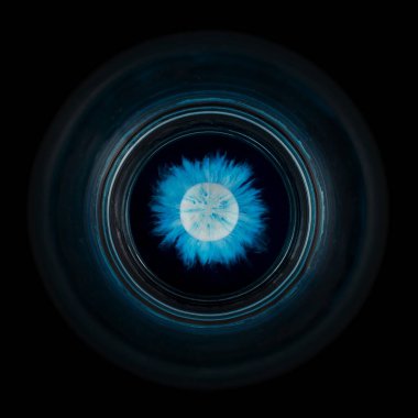 Su camında çözünen mavi çikolata düğmesi, dış uzayda bir gezegene