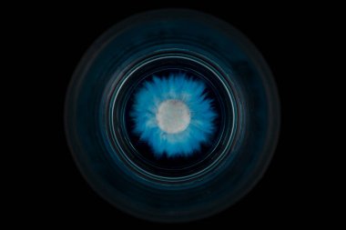 Su camında çözünen mavi çikolata düğmesi, dış uzayda bir gezegene