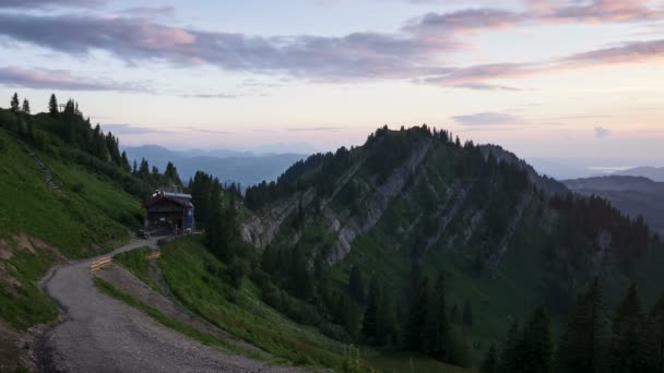 Cabaña Montaña Con Sendero Excursionistas Staufner Haus Nagelfluhkette Durante Puesta — Vídeos de Stock