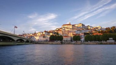 Portekiz 'in eski şehir merkezi ve Mondego nehri ile Coimbra şehrinin üzerinde gün batımı
