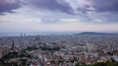 Barcelona 'nın Skyline' ında gün batımından gece saatlerine kadar Katedral Sagrada Familia ve Montjuic Dağı 'yla Bunkers del Carmel' in tepesinden İspanya 'nın gökte hareket eden bulutları.