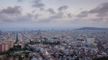 Barcelona 'nın Skyline' ında gün batımından gece saatlerine kadar Katedral Sagrada Familia ve Montjuic Dağı 'yla Bunkers del Carmel' in tepesinden İspanya 'nın gökte hareket eden bulutları.