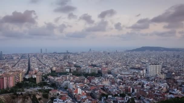 夕阳西下 夕阳西下 夕阳西下 带着大教堂Sagrada Familia和山顶的Montjuic 从城堡顶上掠过巴塞罗那的天际 在西班牙的天空中飘扬着云彩 — 图库视频影像