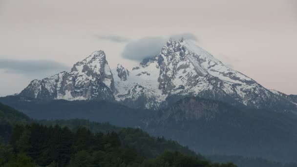 time lapse de la montagne Watzmann au lever du soleil au printemps, petits nuages se déplaçant dans le ciel, la lumière du soleil sur les rochers enneigés, Berchtesgaden Bavière 