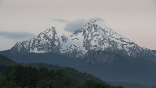 Zeitraffer Des Watzmann Bei Sonnenaufgang Frühling Kleine Wolken Himmel Sonnenlicht — Stockvideo