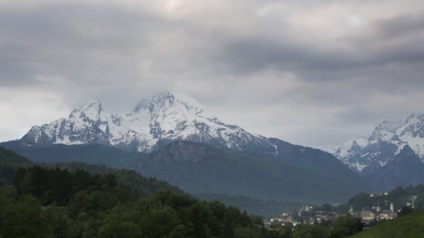 春天日出时 沃兹曼山的时间消逝 厚重的云彩在天空中飞舞 阳光照射在雪地的岩石上 巴伐利亚的伯克特斯加登市 — 图库视频影像