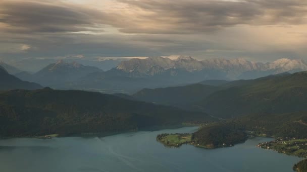 瓦尔特斯泰因山脉背后的阳光 移动的云彩和太阳光 巴伐利亚 瓦尔特斯泰因山脉的夕阳西下 时间在流逝 — 图库视频影像