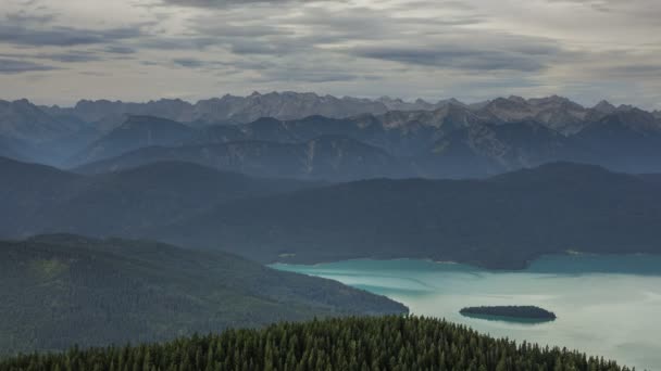 Lapso Tempo Lago Azul Turquesa Walchensee Com Ilha Sassau Nas — Vídeo de Stock