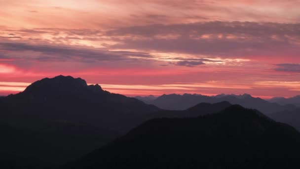バイエルンアルプスの山の層の上のカラフルな日の出の時間の経過ヴァルチェンゼー湖 太陽光線と移動雲 バイエルンアルプスのヨッチェルグのピークからの眺め 夏の間 ヤヒェナウ バイエルン — ストック動画