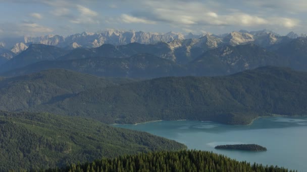 Zeitraffer Des Türkisfarbenen Walchensees Mit Insel Sassau Den Bergen Bei — Stockvideo