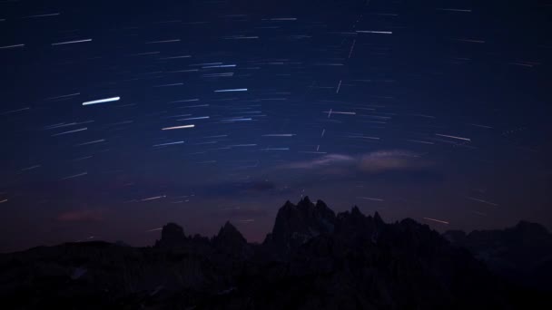 夏には3つのピークでドロマイトアルプスの上の星と天の川と夜空の星のトレイルでタイムラプス 雲が入ってくる 山のシルエット 南チロルイタリア — ストック動画