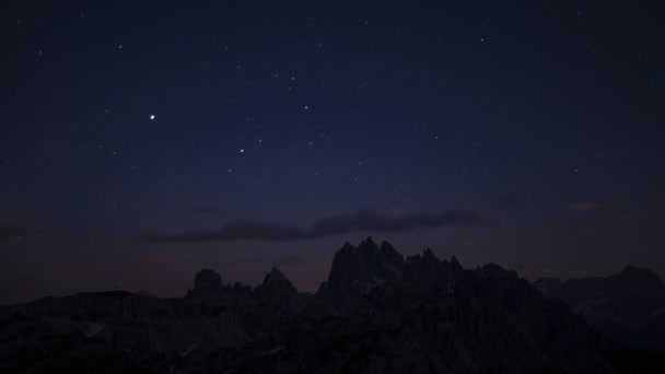 夏には3つのピークでドロマイトアルプスの上の星と天の川と夜空の時間経過 雲が入ってくる 山のシルエット 南チロルイタリア — ストック動画