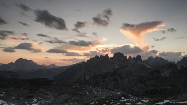 三峰国立公園でドロマイトアルプスの山のシルエットの上に空に移動雲と劇的な夕日の時間経過 南チロルイタリアのヨーロッパアルプス 西へのPaternsattelからの眺め — ストック動画