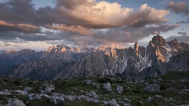 Yaz mevsiminde Dolomite Alpleri 'nde gün batımında Lavardo Hut' a yakın, hareketli renkli bulutlar, kaya tepelerinde güneş, Güney Tyrol İtalya