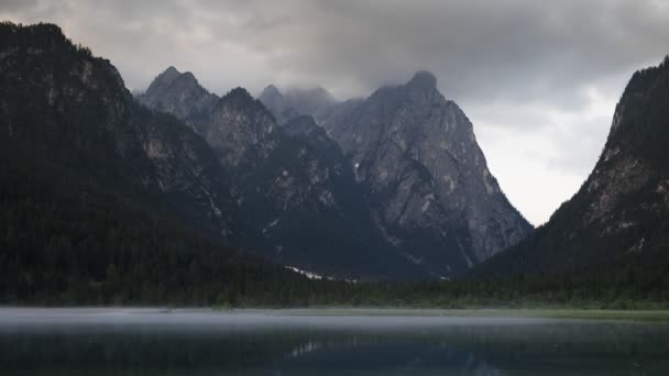 Upływ Czasu Toblacher Lake Rano Mgłą Ciężkimi Chmurami Alpach Dolomitowych — Wideo stockowe