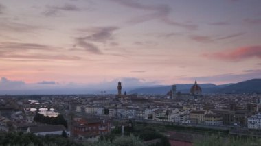 İtalya 'nın Floransa şehrinin ufuk çizgisi üzerinde, Santa Maria del Fiore Katedrali, Torre di Arnolfo Kulesi, Ponte Vecchio Köprüsü ve Tuscany İtalya' nın Arno Nehri 'yle birlikte, renkli günbatımının gece sürüşü.