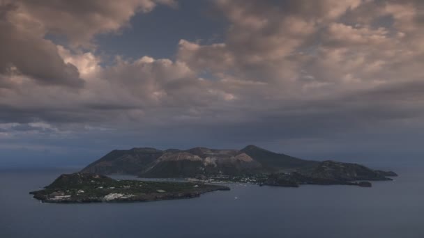 日落时分意大利瓦尔卡诺岛的时间流逝 船只在海里航行 天空中的云彩 西西里河岸群岛 — 图库视频影像