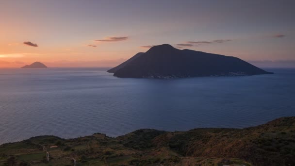 意大利萨里纳岛和菲利库迪岛在日落 海洋和西西里利巴利岛海岸线期间的时间流逝 — 图库视频影像