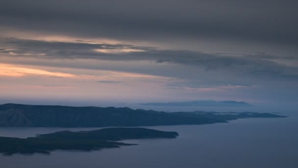 夕暮れ時のブラック島の海の上の曇りの空に劇的な雲の時間経過 島Hvarの海岸線へのビュー 視点からビドヴァ強羅から クロアチア — ストック動画