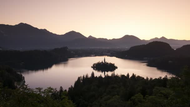 Čas Úsvitu Nad Bled Slovinsku Jezerem Horami Kostelem Maria Himmelfahrt — Stock video