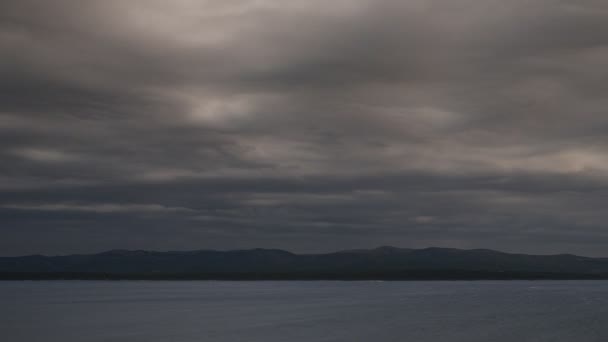 夕暮れ時のブラック島の海の上の曇りの空に劇的な雲の時間経過 島Hvarの海岸線へのビュー クロアチア — ストック動画