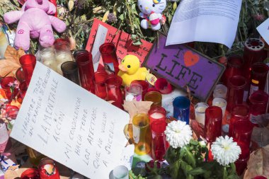 17 Ağustos 2017 'de Las Ramblas' taki terör eyleminden birkaç gün sonra kurbanlar için yoldaki mumlar, mektuplar ve çiçekler.