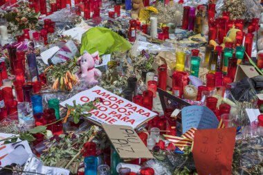 17 Ağustos 2017 'de Las Ramblas' taki terör eyleminden birkaç gün sonra kurbanlar için yoldaki mumlar, mektuplar ve çiçekler.