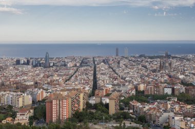 Güneşli bir günde Katedral Sagrada Familia ve Barselona 'daki Torre Agbar Kulesi ile gökyüzü, Bunkers del Carme