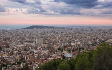 Gün batımında Barcelona 'da Montjuic Dağı ile Skyline, Bunkers del Carme