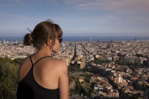 Toeristische Vrouw Met Uitzicht Skyline Van Barcelona Vanaf Bunkers Del — Stockfoto