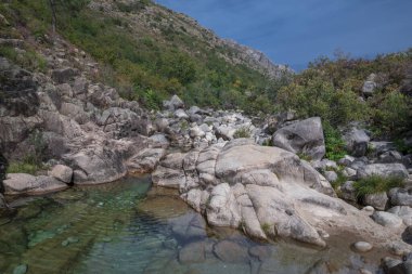 Peneda-Geres ulusal parkının manzarası. Kuzey Portekiz 'de su havzaları ve kayalar, doğa.