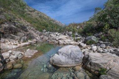 Peneda-Geres ulusal parkının manzarası. Kuzey Portekiz 'de su havzaları ve kayalar, doğa.