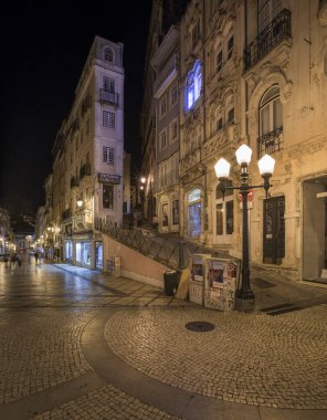 Geceleri Coimbra 'da alışveriş caddesi, Portekiz