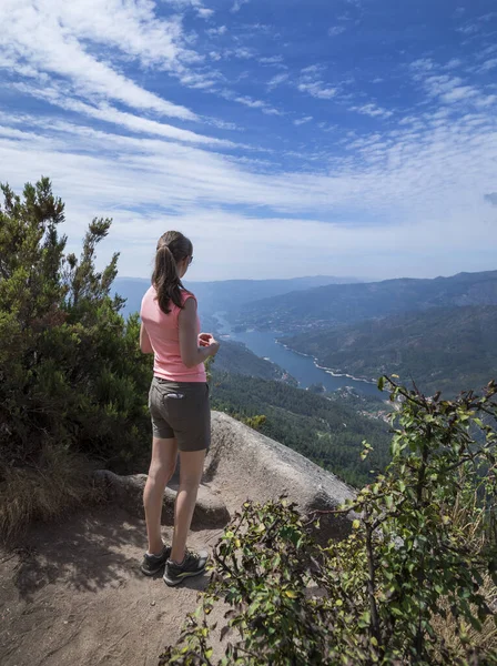 Vrouw Uitkijk Pedra Bela Uitzicht Nationaal Park Peneda Geres Met — Stockfoto