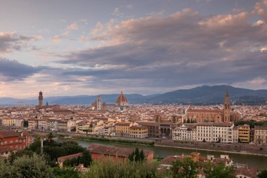 Floransa 'nın gökyüzü Santa Maria del Fiore katedrali, Arnolfo kulesi ve Arno nehri gün batımında gökyüzü bulutlu şehir manzarası, Santa Croce kilisesi, Toskana İtalya