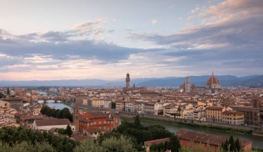Floransa Katedrali Santa Maria del Fiore, Arnolfo Kulesi ve gün batımında Arno Nehri, gökyüzünde bulutlar olan şehir manzarası, Toskana İtalya