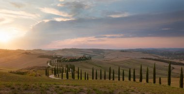 Val d 'Orcia' daki Çiftlik Evi Agriturismo Baccoleno, Toskana Selvi Yolu 'ndaki ev gün batımında Toskana manzarası, İtalya