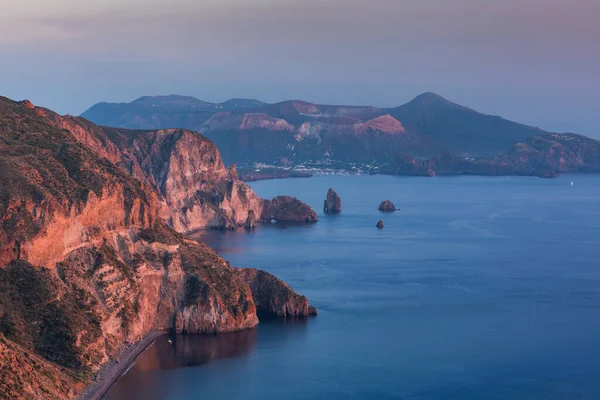 Costa Isla Lipari Con Vista Isla Volcánica Vulcano Durante Puesta — Foto de Stock