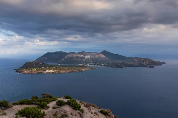 Vista Isla Del Volcán Vulcano Costa Lipari Frente Con Nubes — Foto de Stock