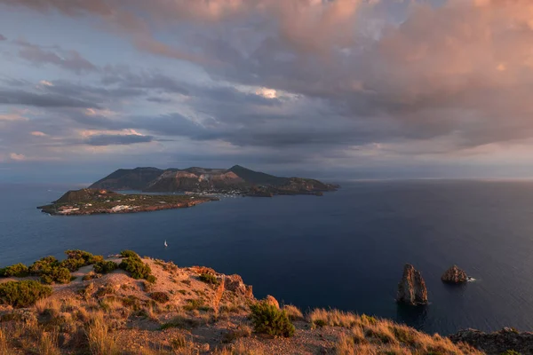位于意大利西西里的瓦尔卡诺火山岛 前面是里帕里海岸 日落时天空中的云彩壮观极了 — 图库照片