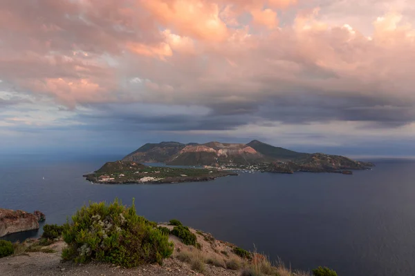 Vista Isla Del Volcán Vulcano Costa Lipari Frente Con Nubes — Foto de Stock