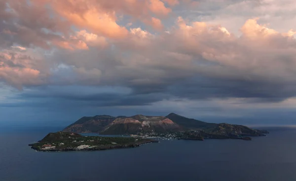 Panorama Vista Isla Del Volcán Vulcano Con Nubes Dramáticas Cielo — Foto de Stock