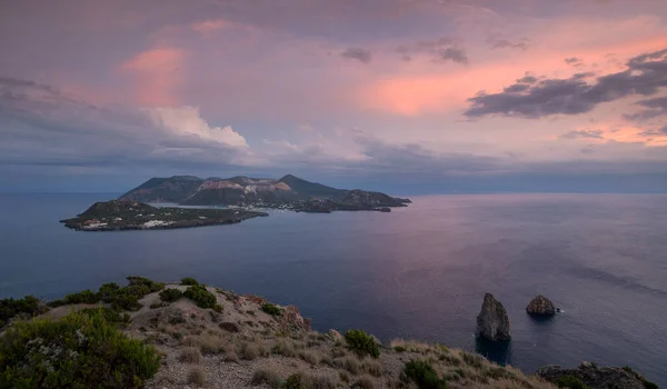 火山島への眺めバルカノ 前のリパリ海岸 日没の間に空に劇的な雲と シチリア島イタリア — ストック写真