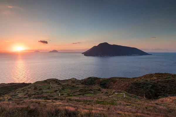 Günbatımında Salina, Alicudi, Filicudi, Sicilya İtalya volkanı manzaralı Lipari 'nin çimen tarlaları.