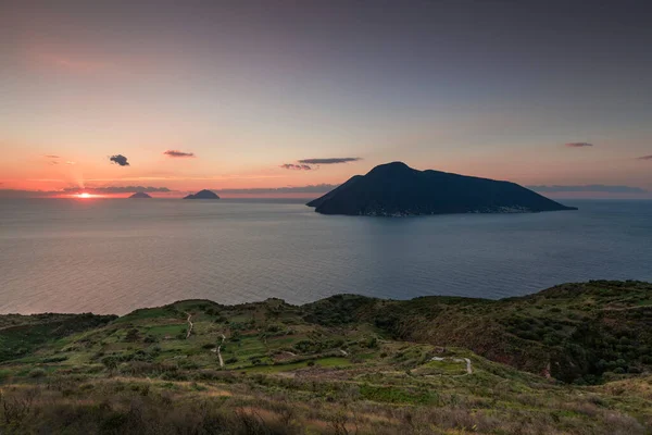 在日落的时候 海岸上有Lipari的草场 计划在意大利西西里的Salina Aludi Filicudi等火山岛上生长 — 图库照片