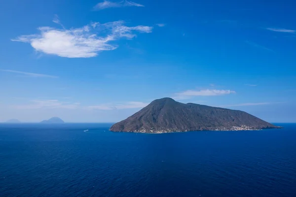 Volkan adaları Salina, Alicudi, Filicudi Mavi gökyüzü gününde, Sicilya İtalya