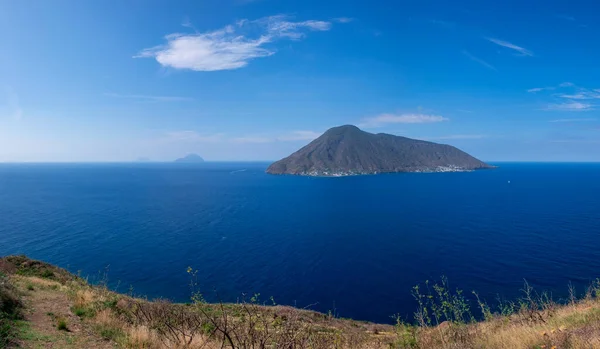 Costa Com Campos Grama Lipari Com Vista Para Ilhas Vulcão — Fotografia de Stock