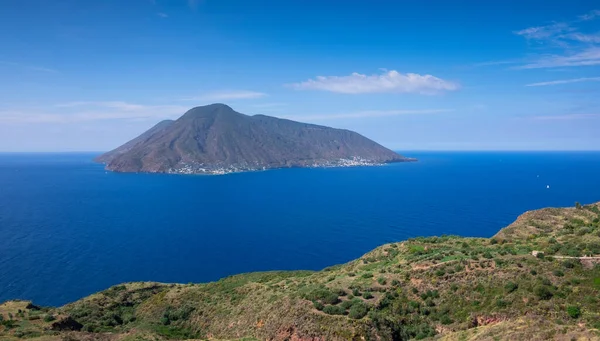 Costa Con Campi Erbosi Lipari Con Vista Sulle Isole Vulcaniche — Foto Stock